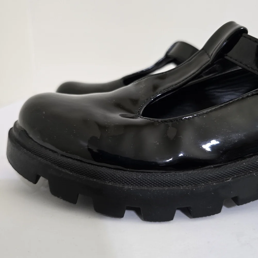 STEVE MADDEN girl's size 4 Lug T Strap Buckle‎ Mary Jane Shoes Black Patent